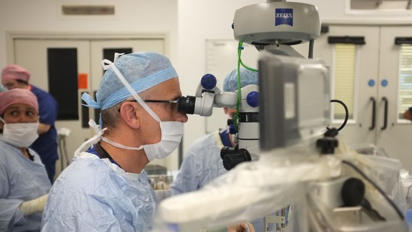 Une spectaculaire opération de l'œil réalisée par un robot