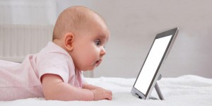 Bébés et écrans: des preuves d’un risque accru de surpoids