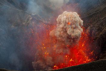 Images étonnantes d'une éruption volcanique filmée au plus près à l'aide d'un drone [vidéo]