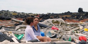 Les îles Galápagos submergées : “Plastique au paradis”