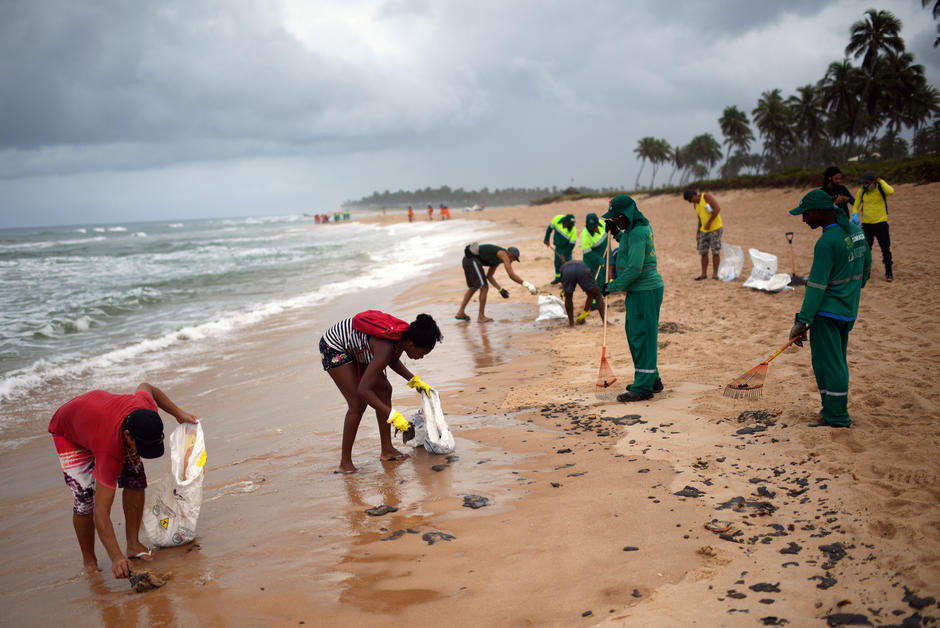 Au Brésil, la marée noire épuise les plages et les bénévoles