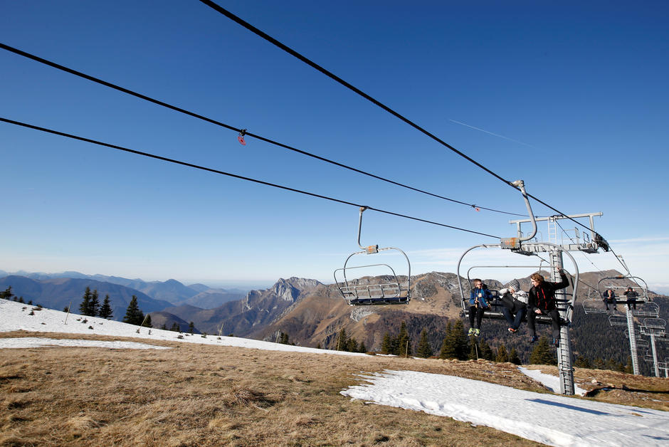 Pyrénées : à Luchon-Superbagnères, de la neige livrée par hélicoptère
