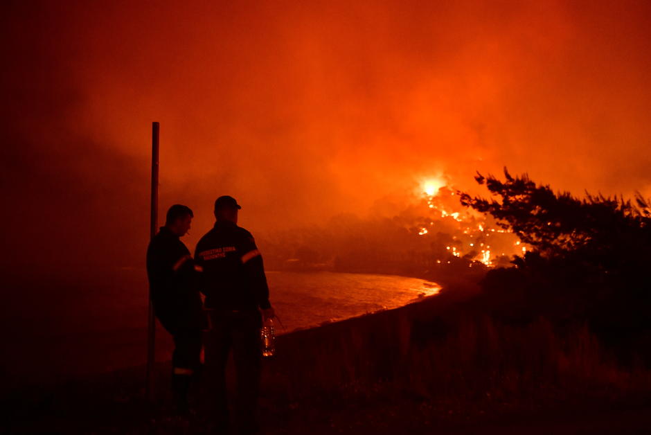 Incendies, crues, chaleur : un mois de conditions climatiques extrêmes en images