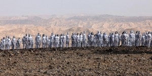 Ils posent nus et peints en blanc pour sensibiliser à l'assèchement de la mer Morte