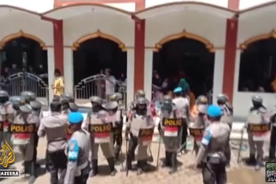 Descente policière et arrestations dans un village indonésien opposé à une mine