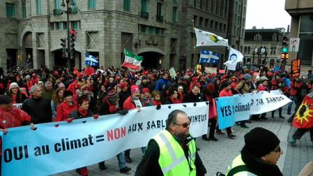 Plusieurs milliers de personnes à la Marche action climat à Québec