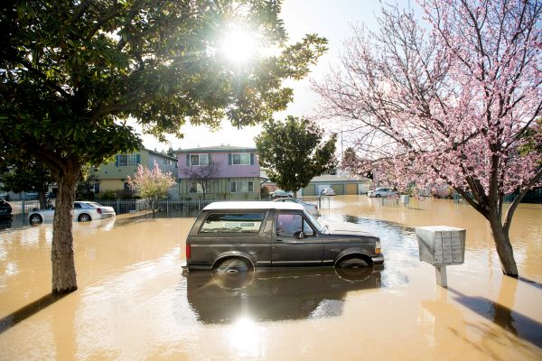 Des inondations forcent l'évacuation de milliers de Californiens