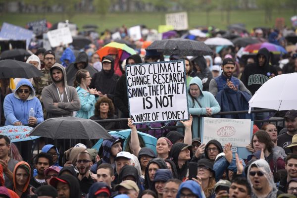 Mobilisation mondiale pour la science: un millier de personnes manifestent à Washington