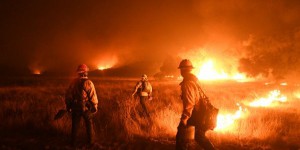 Californie: un incendie toujours actif menace Santa Barbara