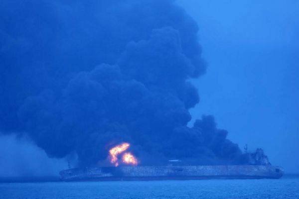Marins disparus et pétrolier en flammes en mer de Chine
