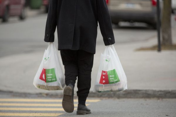 Les sacs de plastique ont des avantages environnementaux, selon une étude commandée par Recyc-Québec