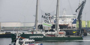 Pays-Bas : Greenpeace bloque un pétrolier russe, une trentaine d'interpellations