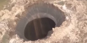 VIDEO. Sibérie : mystère autour d'un gigantesque cratère apparu dans le sol