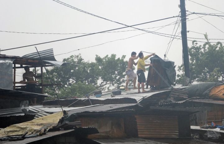 VIDEOS. Typhon aux Philippines : évacuations massives, au moins 38 morts