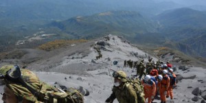 Réveil du volcan Ontake : toujours des disparus, un millier de sauveteurs mobilisés