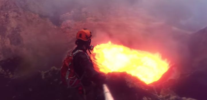 VIDEO. Ils plongent au coeur d'un volcan en éruption