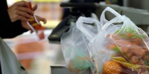 Les députés votent l'interdiction des sacs plastiques et de la vaisselle jetable