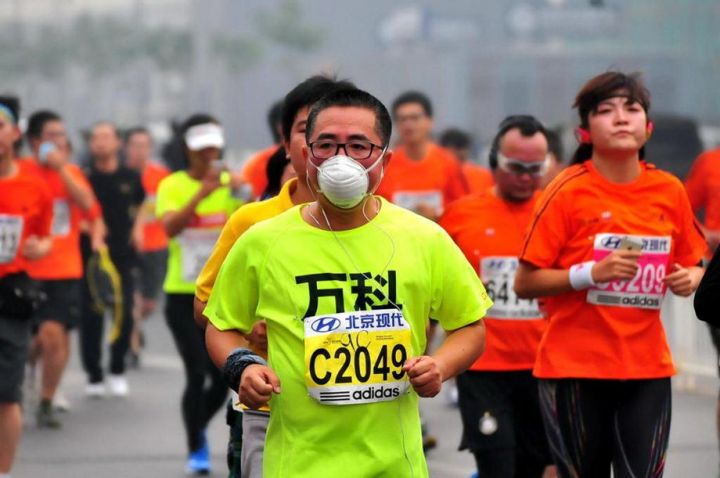 EN IMAGES. Dans Pékin pollué, les marathoniens courent masqués
