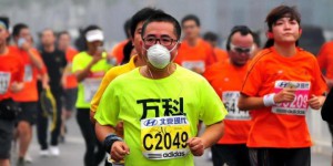 EN IMAGES. Dans Pékin pollué, les marathoniens courent masqués