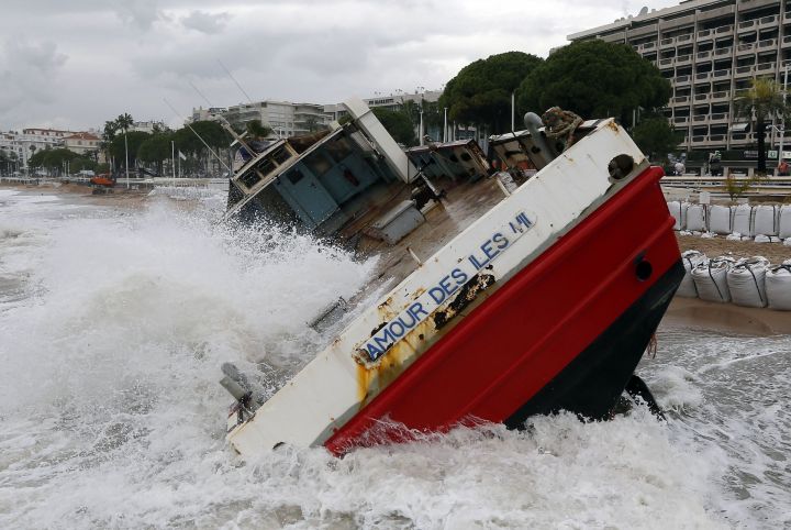 EN IMAGES. Un bateau s'échoue devant la plage du Carlton à Cannes