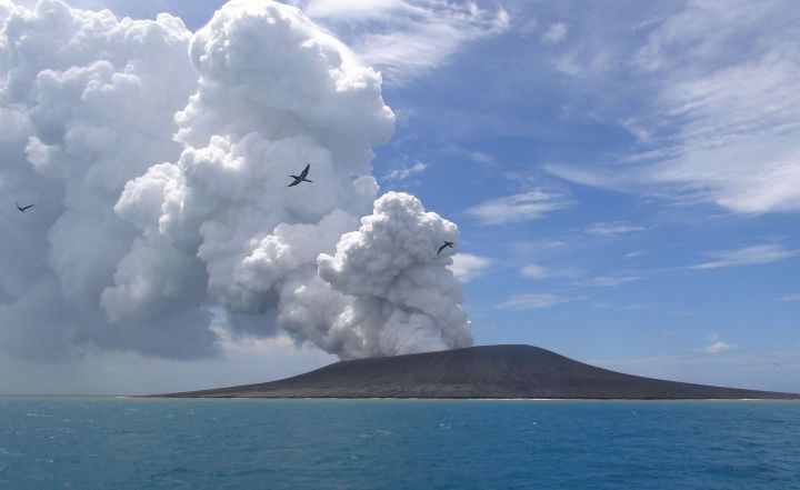 Aux Tonga, une éruption volcanique fait naître une île
