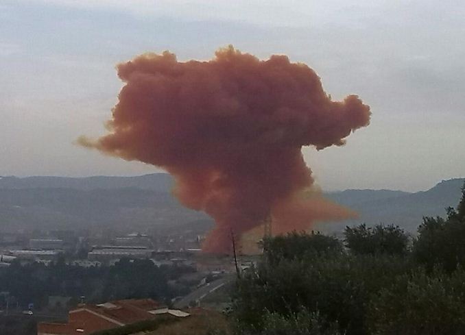 Barcelone : de la fumée toxique s'échappe d'une usine après une explosion