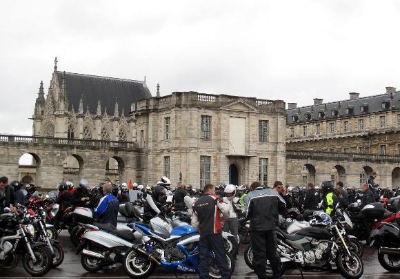 Paris : des centaines de motards protestent contre le plan antipollution 