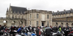 Paris : des centaines de motards protestent contre le plan antipollution 