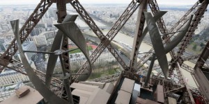 Paris : la Tour Eiffel passe au vert avec deux éoliennes