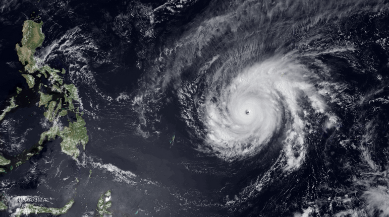Le super-cyclone Maysak fonce sur les Philippines
