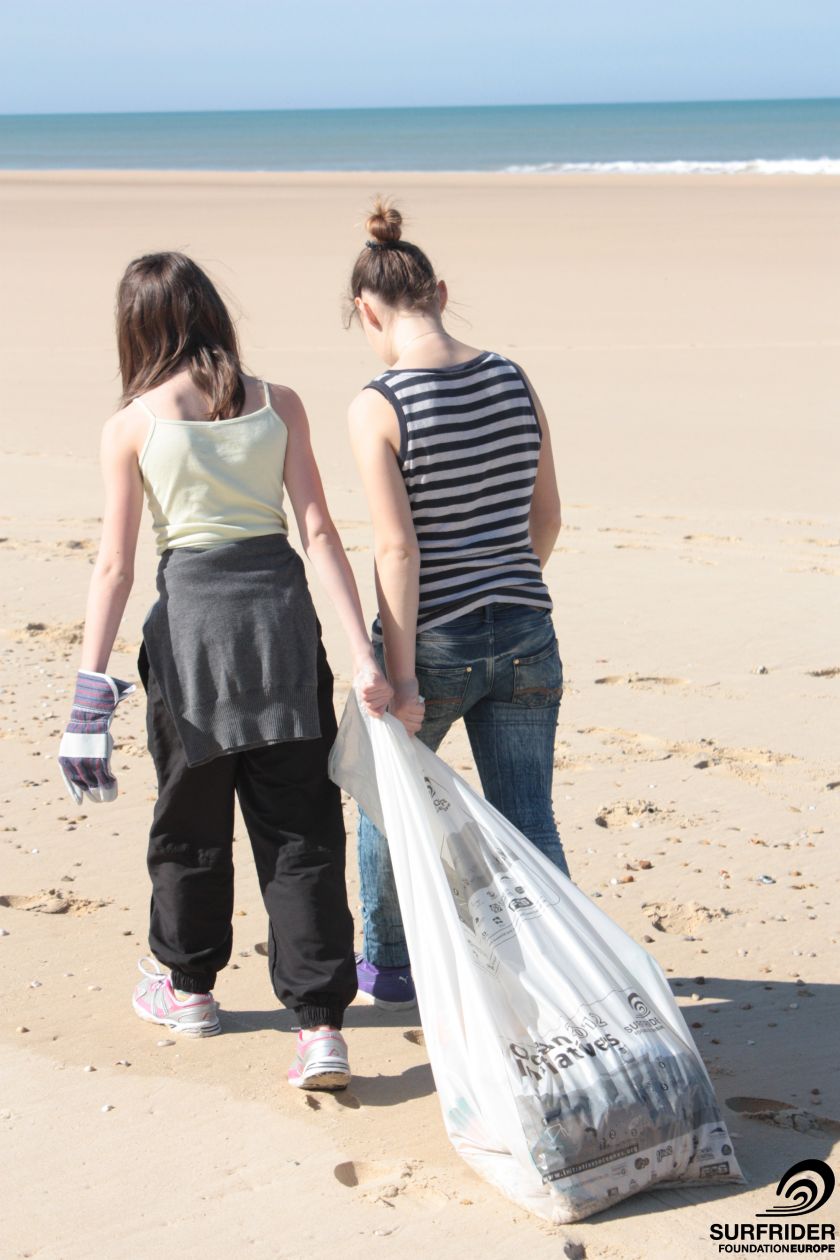 Pollution : pendant que vous organisez vos vacances, ils vous préparent la plage…