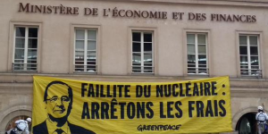 Greenpeace bloque les portes du ministère de l'Economie