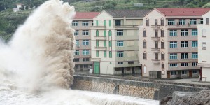 EN IMAGES.  Chine : des vagues immenses s'abattent sur l'est du pays