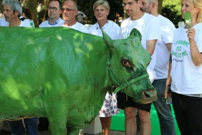 Une vache verte se promène entre Paris et Alençon