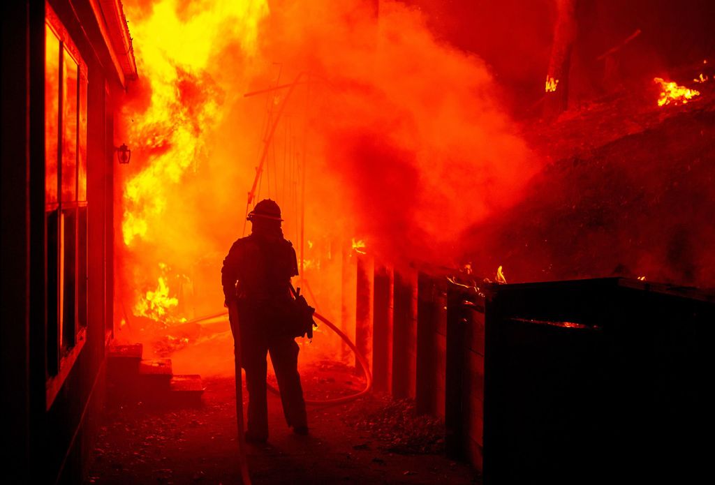 Californie : l'état d'urgence déclaré, des milliers de personnes fuient les incendies