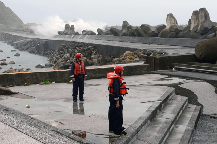 Taïwan en alerte en attendant le «super typhon» Dujuan