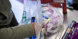 Écosse : la taxe sur les sacs plastiques jetables paye