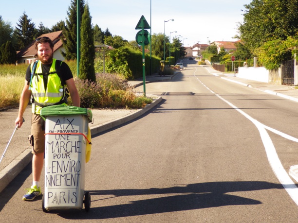 Hervé a marché pendant 1000 km jusque Paris et ramassé 800 kg de déchets