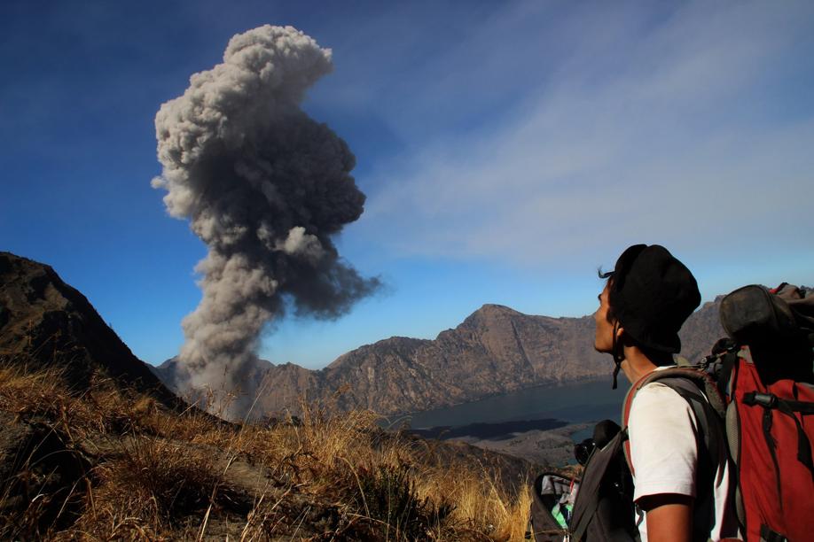 Indonésie : éruption du mont Rinjani, l'aéroport de Bali fermé