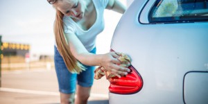 Comment nettoyer et assainir sa voiture sans produits chimiques