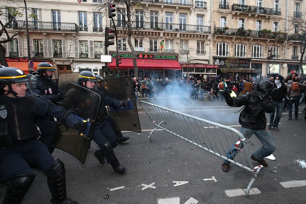 VIDEOS. COP21 : tensions entre manifestants et forces de l'ordre à République