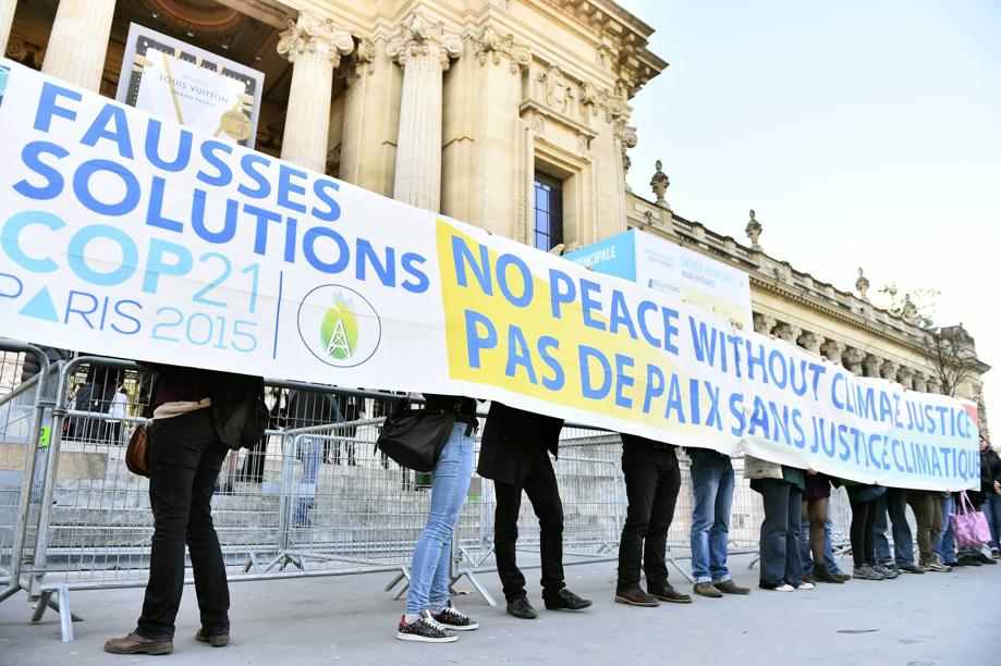 COP21 : des militants contre le «greenwashing» expulsés du Grand Palais