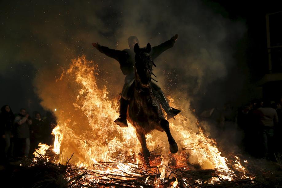EN IMAGES. Espagne : les spectaculaires chevaux de feu du festival «Luminarias»