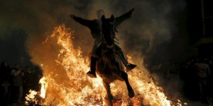 EN IMAGES. Espagne : les spectaculaires chevaux de feu du festival «Luminarias»