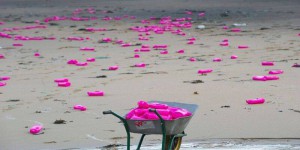Des milliers de bidons de lessive s'échouent sur une plage d'Angleterre