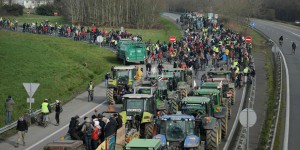 EN IMAGES. Notre-Dame-des-Landes : piétons, vélos et tracteurs bloquent les routes