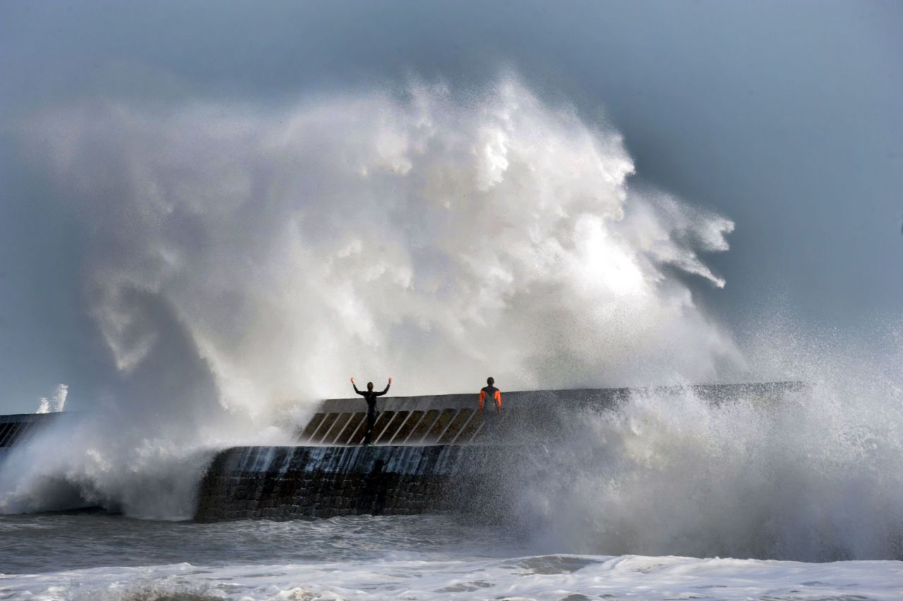 VIDEO. Bretagne : l'impressionnant sauvetage d'un couple emporté par les vagues