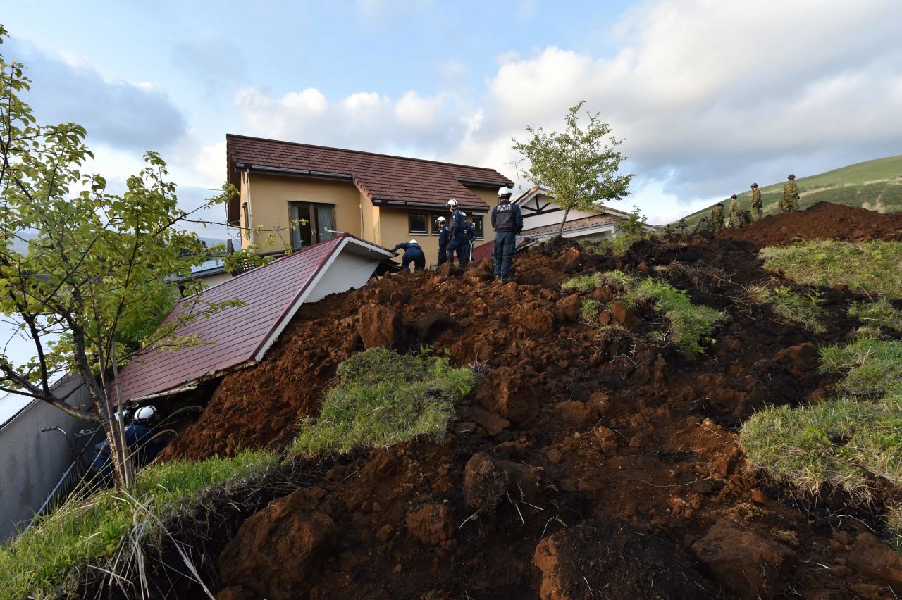 EN IMAGES. Les secouristes japonais fouillent les décombres