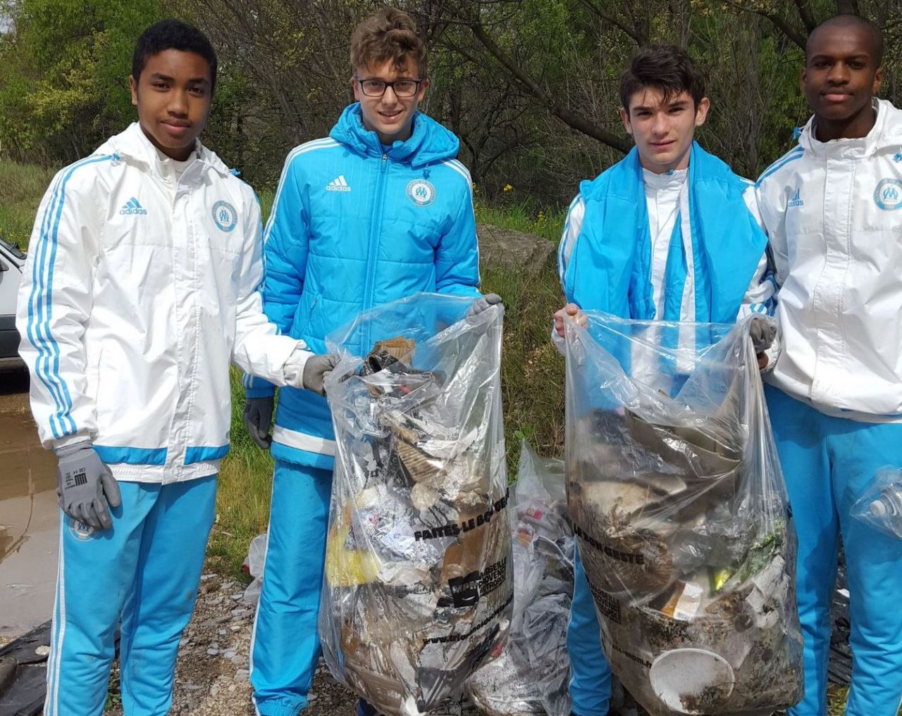 Marseille : les jeunes de l'OM font le grand nettoyage