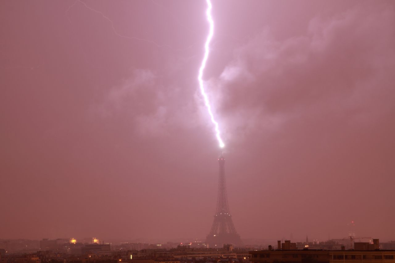 Coup de foudre sur la Tour Eiffel samedi soir
